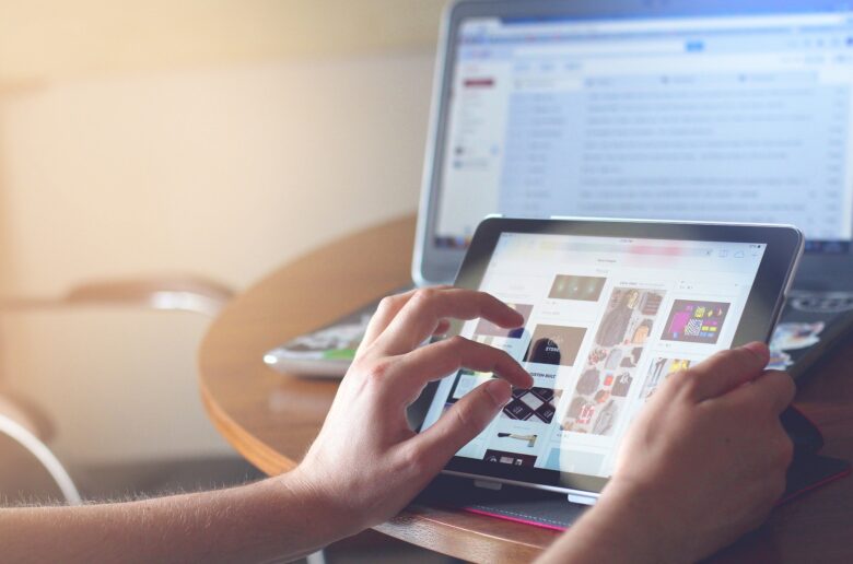 Kobieta pracują na tablecie