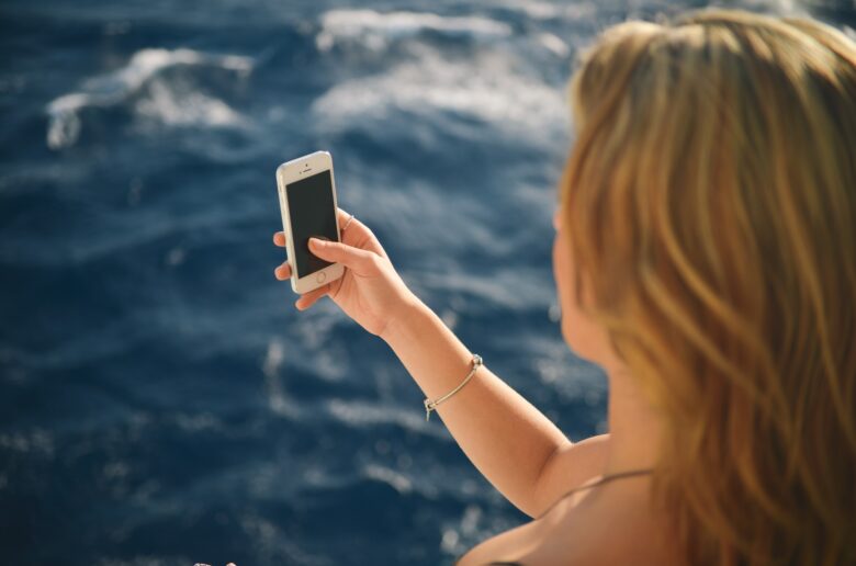 Kobieta z telefonem na wakacjach