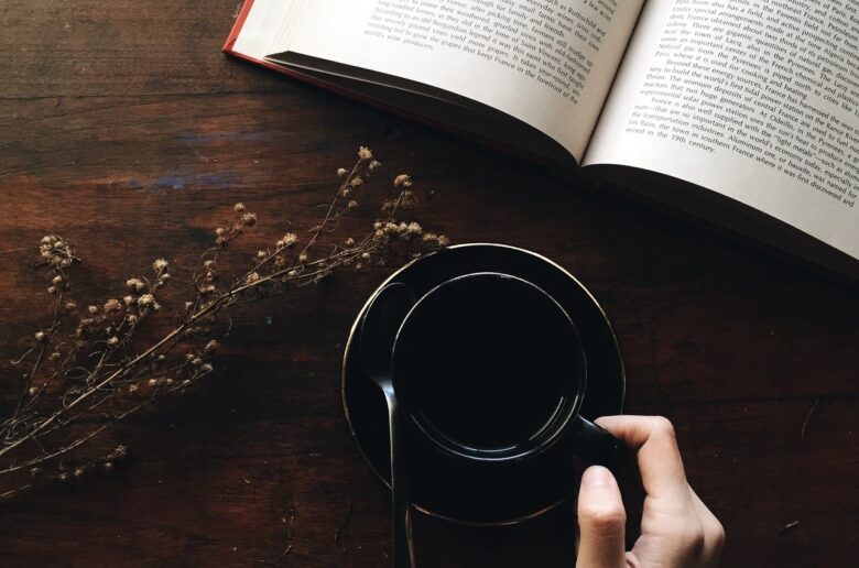 Kubek i książka na biurku