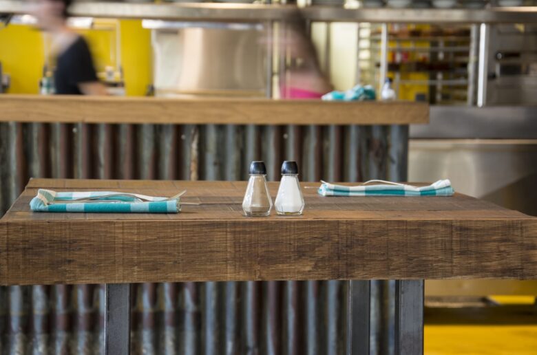 Stół, na którym stoi solniczka