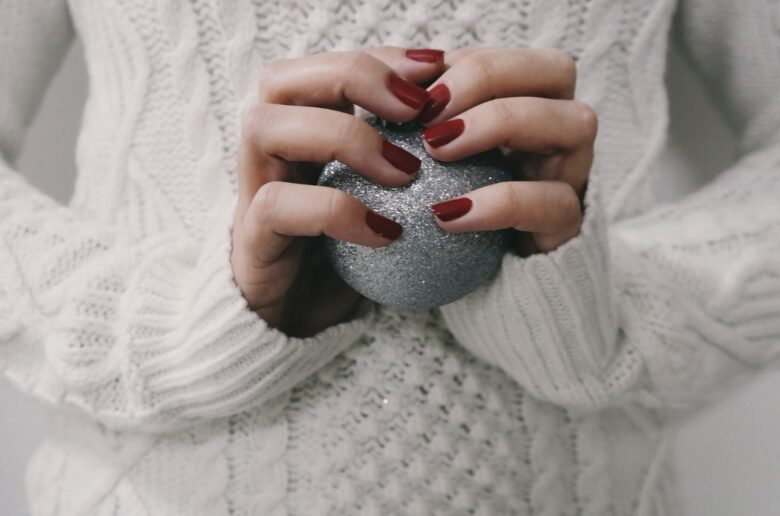 Kobieta z bombką w dłoniach