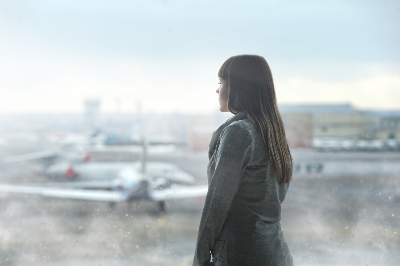 Kobieta stojąca na lotnisku