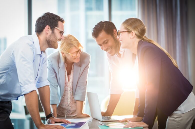 Zespół dyskutuje w biurze