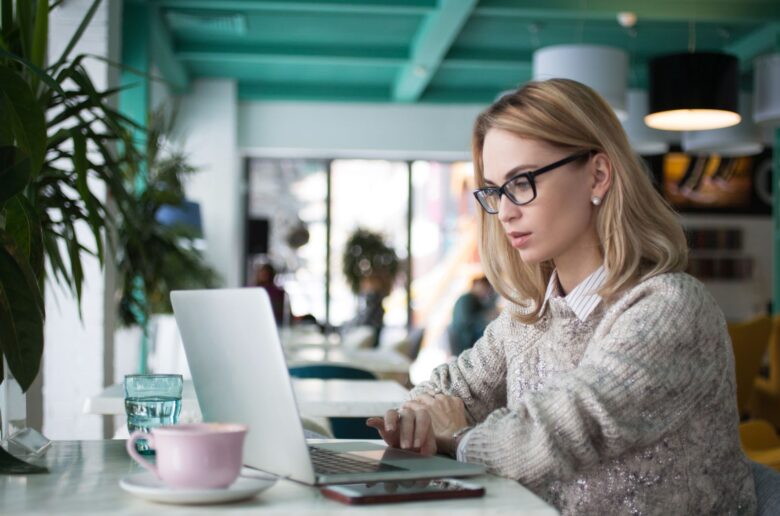 kobieta komputer biuro office woman computer laptop Kobieta pracująca przy komputerze w biurze