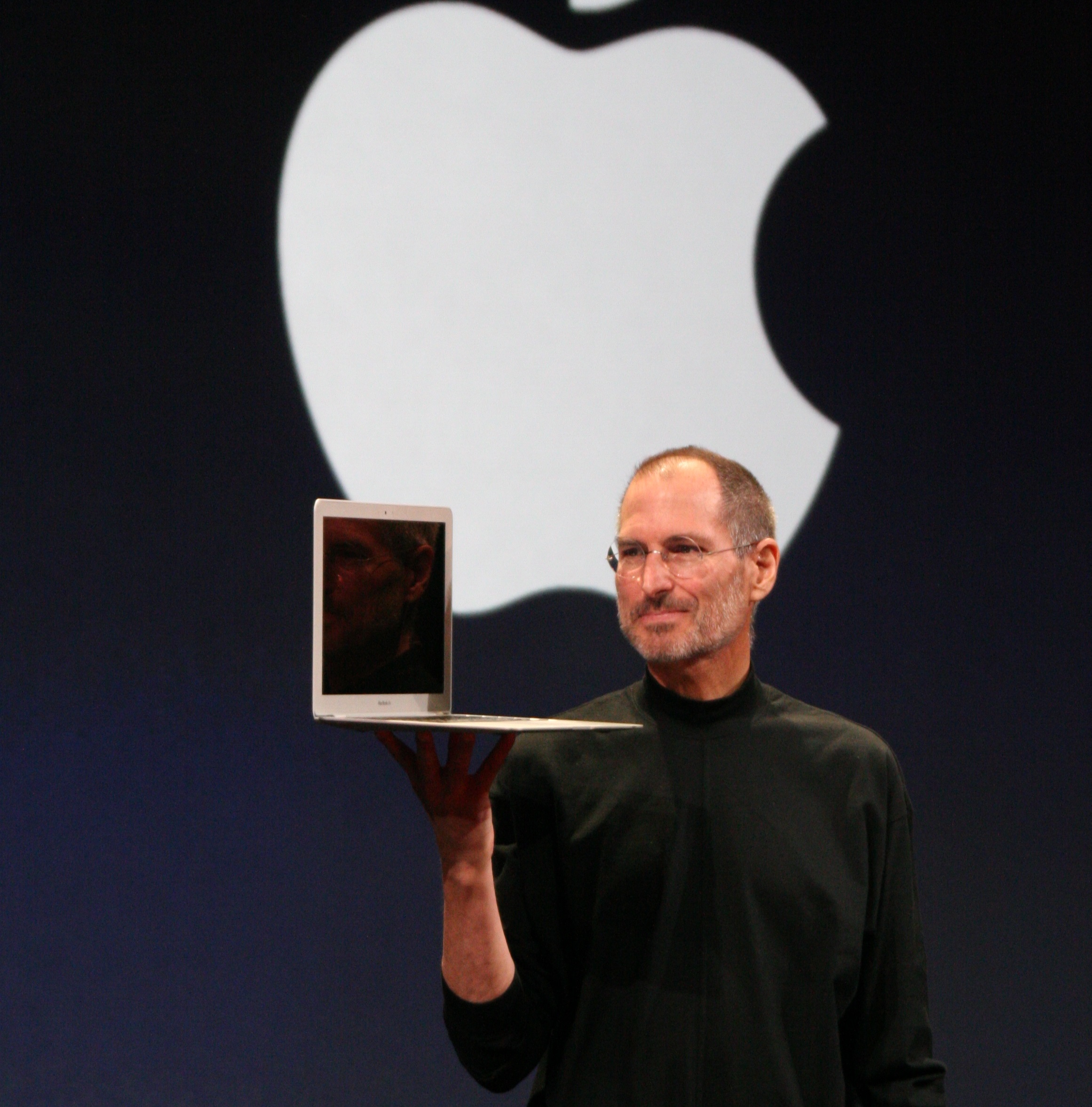 Steve Jobs na scenie z komputerem Mac w ręce