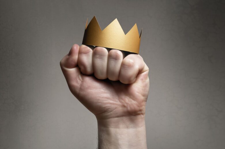 Zaciśnięta dłoń z koroną (Foto. Canva Pro)
