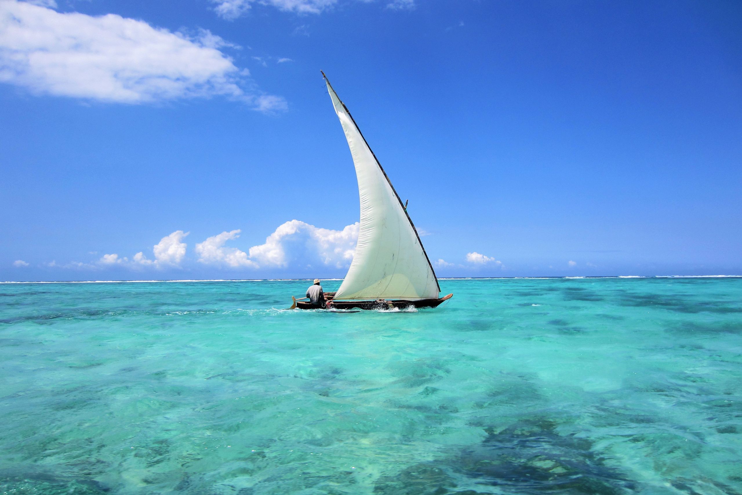Łódka na wodzie na Zanzibarze (Foto. Canva Pro)