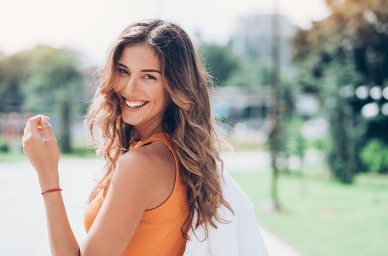 kobieta smile uśmiech woman Uśmiechająca się kobieta w parku (Foto. Canva Pro)