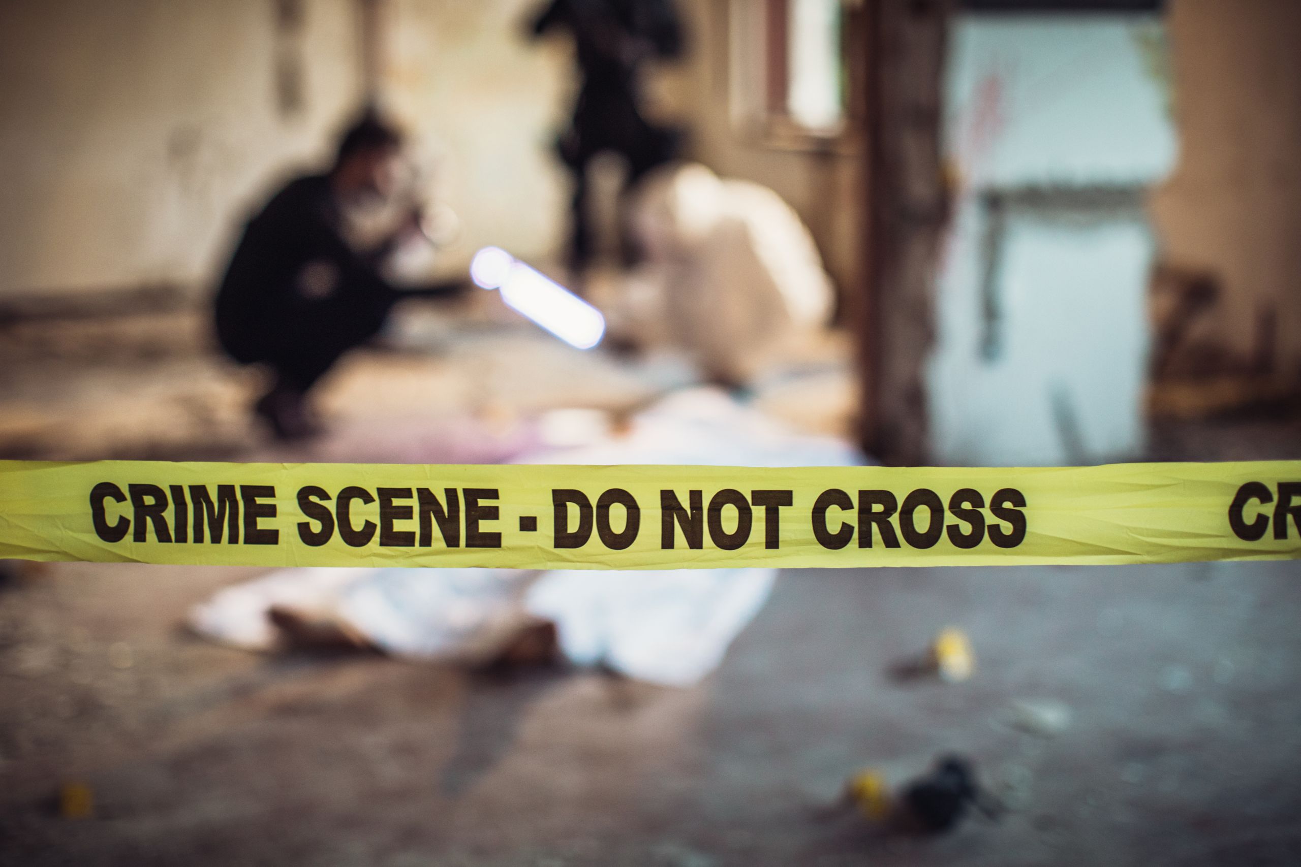 Żółta taśma z napisem crime scene (Foto. Canva Pro)