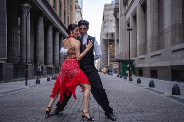 Para tancerzy na ulicy (Foto. Canva Pro)