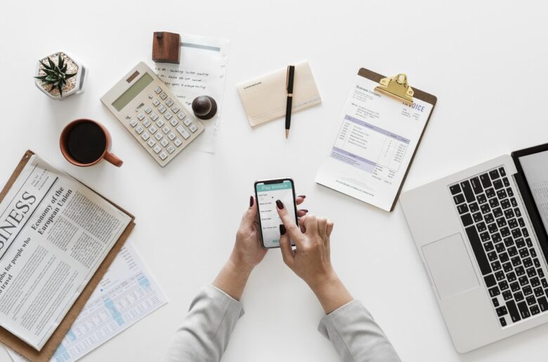 Rzut z góry na ręce klikające w smartfonie