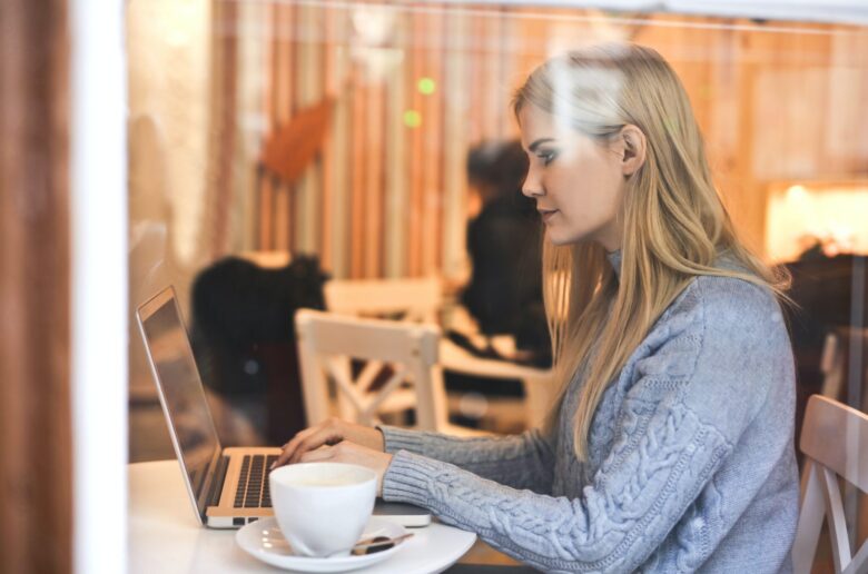 Kobieta z laptopem w kawiarni