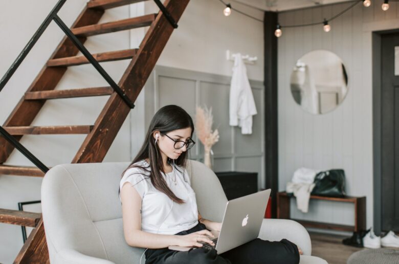 woman laptop computer home offcie Kobieta siedząca na kanapie z laptopem