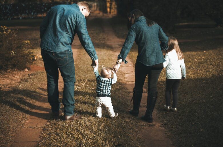 family child mother father Rodzina na spacerze w lesie