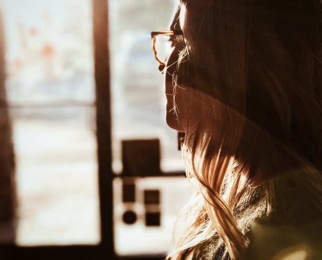 woman window Jak pożyczać i nie wpaść w długi