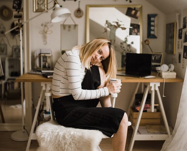 Kobieta stołek dom woman home house Kobieta siedząca na stołku