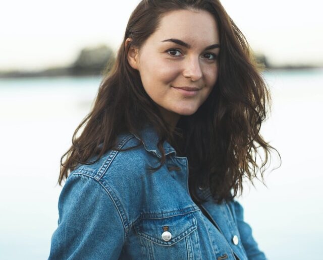 girl smiling woman smile Pewna siebie młoda dziewczyna siedząca na pomoście