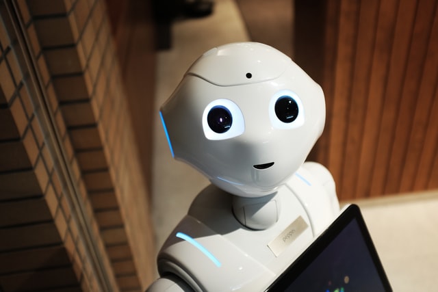 Robot przyszłości obrazujący świat nowych technologii