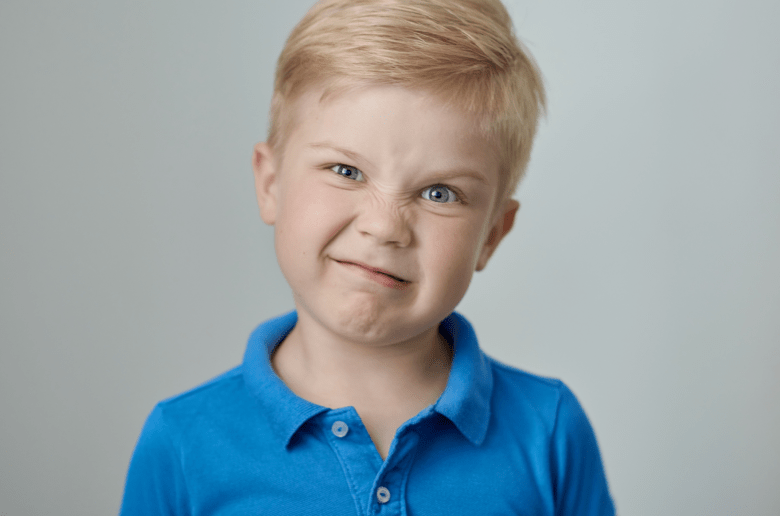 Chłopiec z wykrzywioną miną