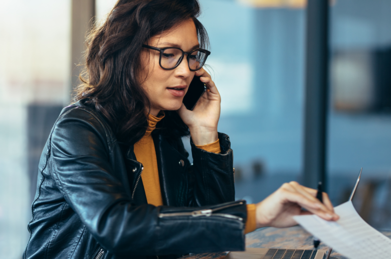 Kobieta przy biurku z laptopem i dokumentami