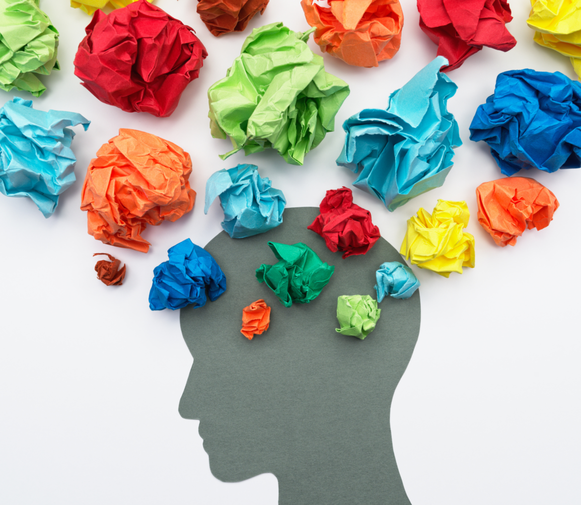 Człowiek i jego myśli z postaci zgniecionych w kulki kolorowych kartek