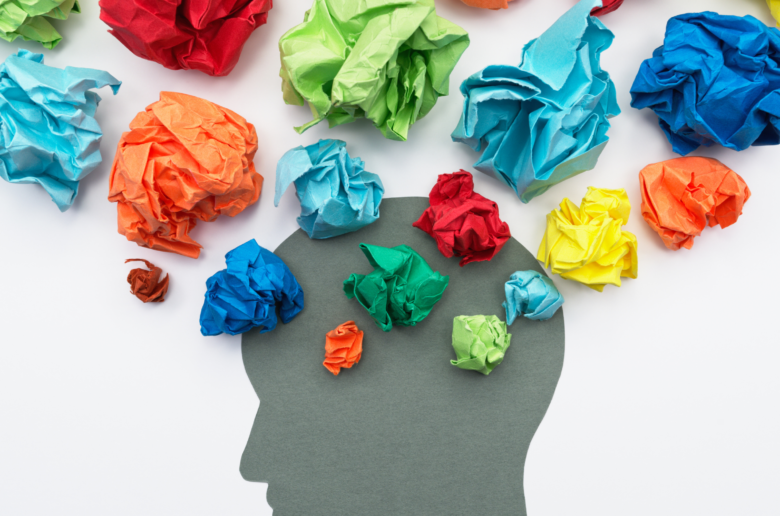 Człowiek i jego myśli z postaci zgniecionych w kulki kolorowych kartek