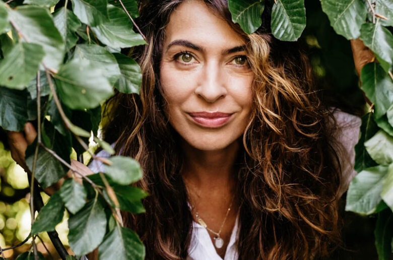 Na zdjęciu Olga Kozierowska w bluszczu