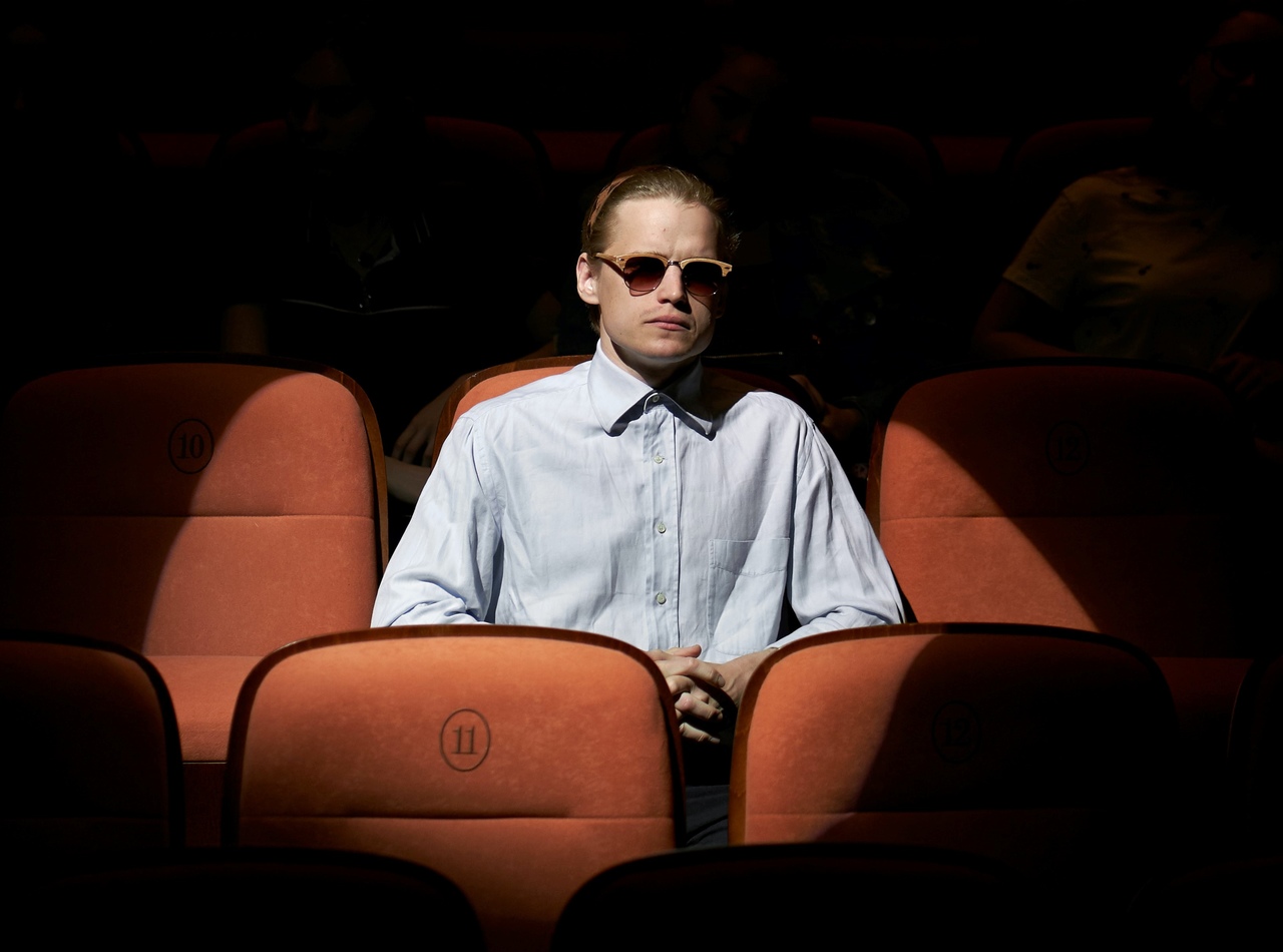Osoba niewidoma na fotelach kinych