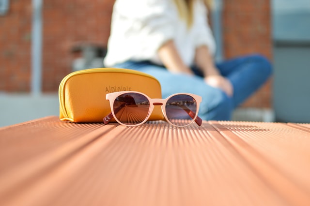 Zdjęcie obrazujące product placement okularów przeciwsłonecznych