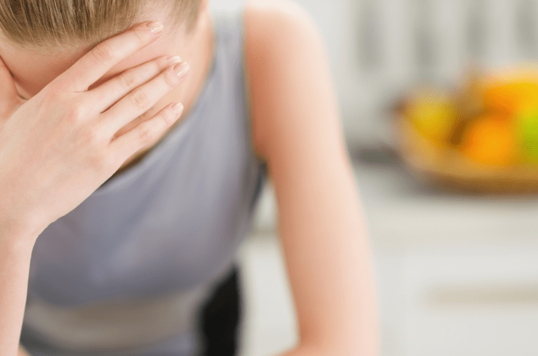 Zestresowana kobieta chowa twarz w dłoni (Foto. Canva Pro)