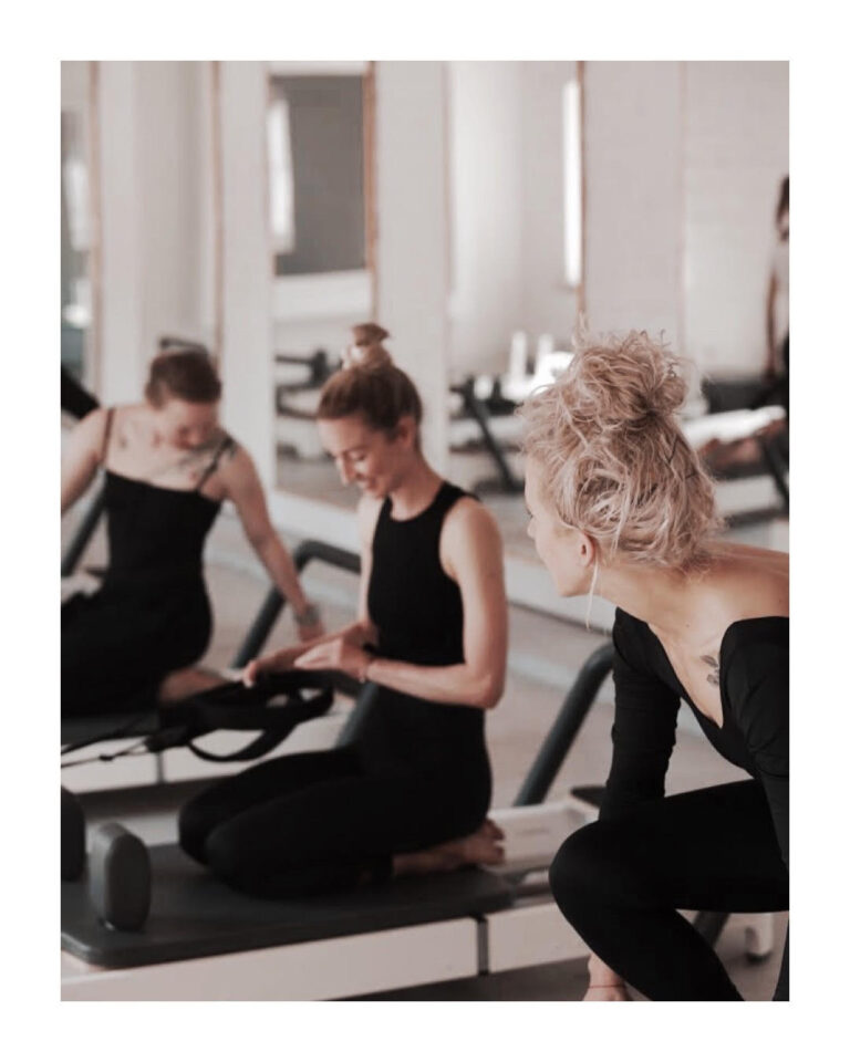 Kobiecy ćwiczące w studio reformer pilates (Polka i Pilates)