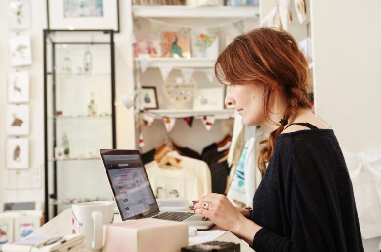 Kobieta przy komputerze