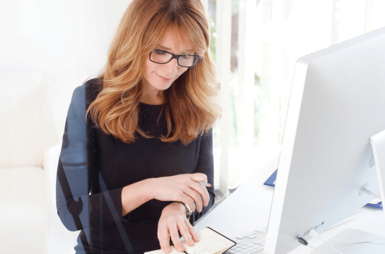 Kobieta przy komputerze (Foto. Canva Pro)
