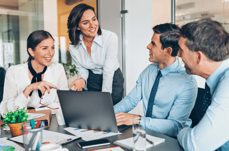 Liderka rozmowa leader talk meeting woman offcie Liderka rozmawiająca z zespołem (Foto. Canva Pro)