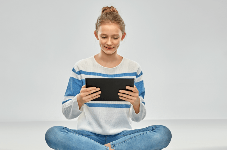 Młoda dziewczyna z tabletem (Foto. Canva Pro)