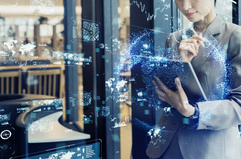 Kobieta z laptopem (Foto. Canva Pro)