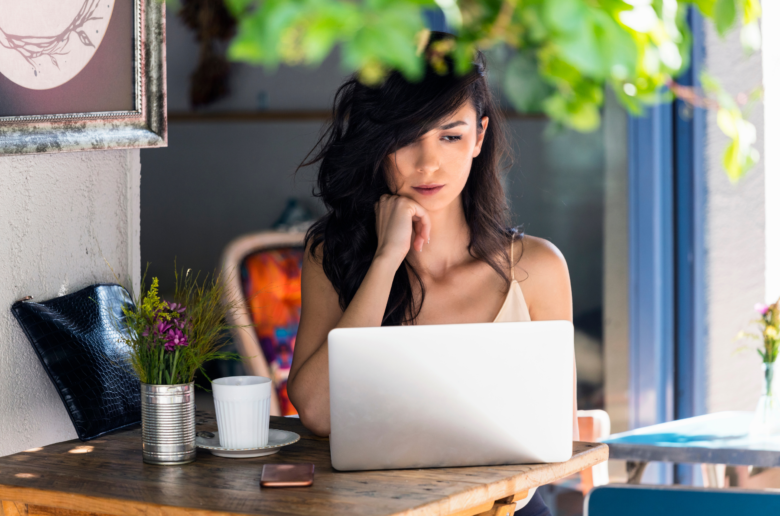 Kobieta z laptopem (Foto. Canva Pro)