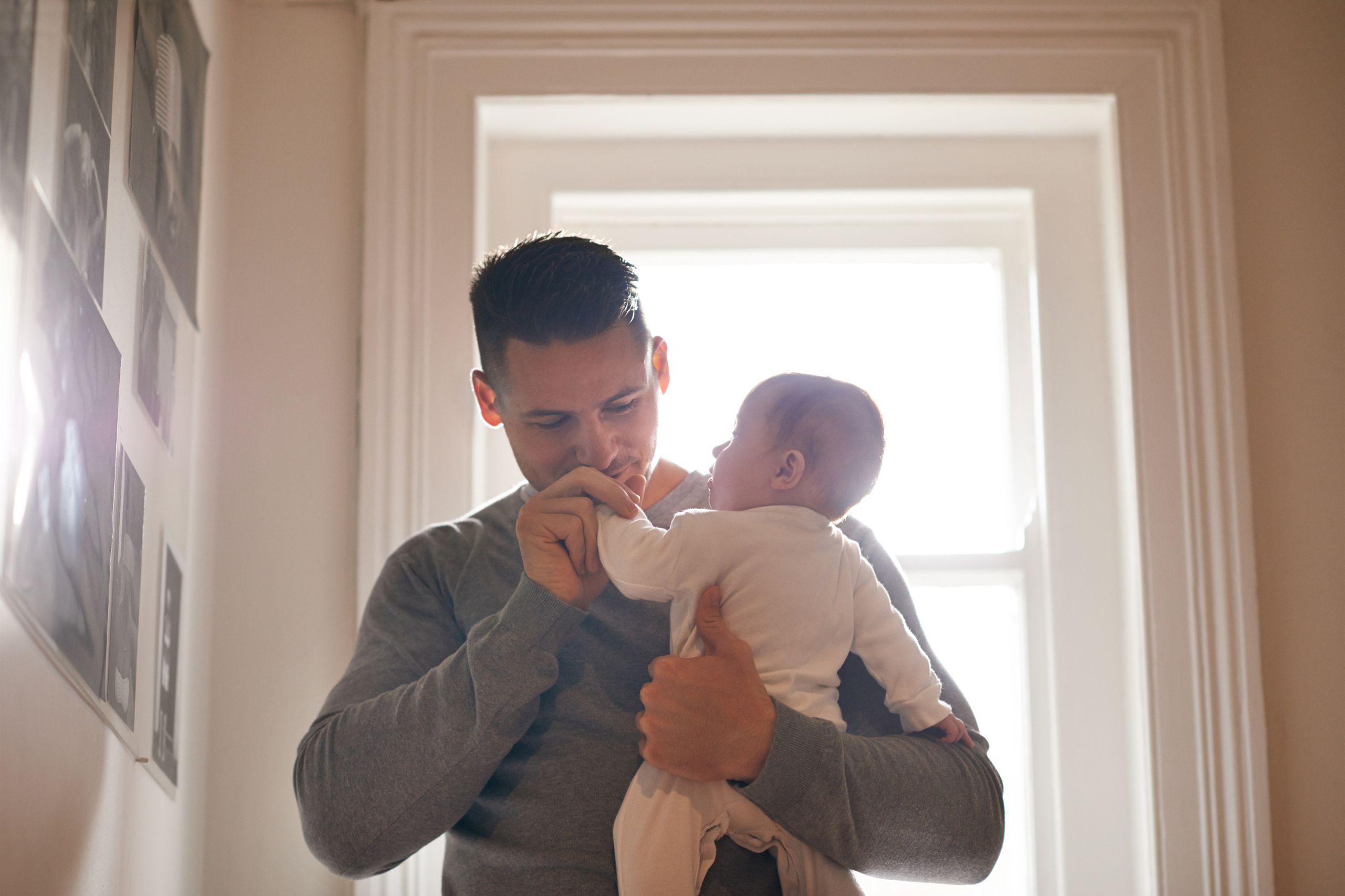 Mężczyzna opiekujący się niemowlakiem (Foto. Canva Pro)