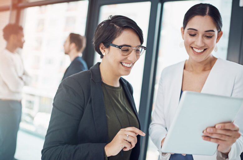 Kobiety pracujące na tablecie (Foto. Canva Pro)