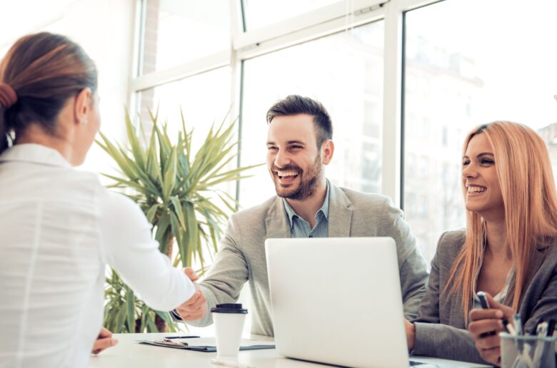 Mężczyzna i dwie kobiety podczas rozmowy rekrutacyjnej (Foto. Canva Pro)