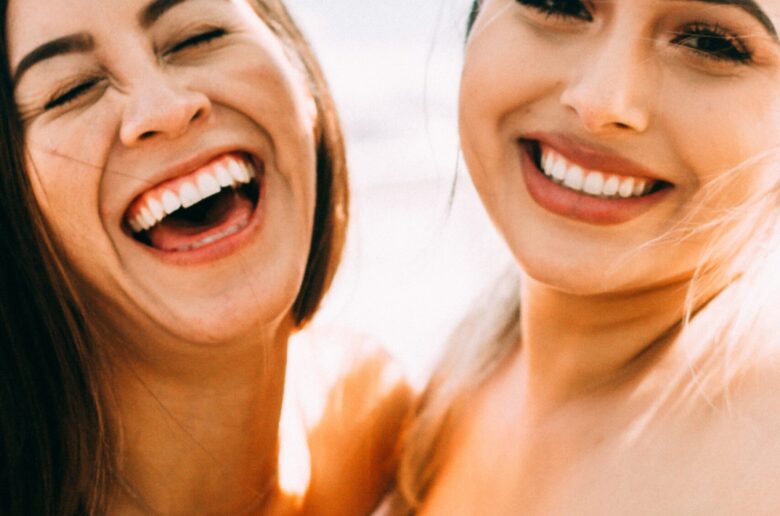 Dwie uśmiechające się kobiety