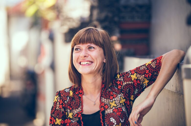 uśmiechnięta kobieta w średnim wieku