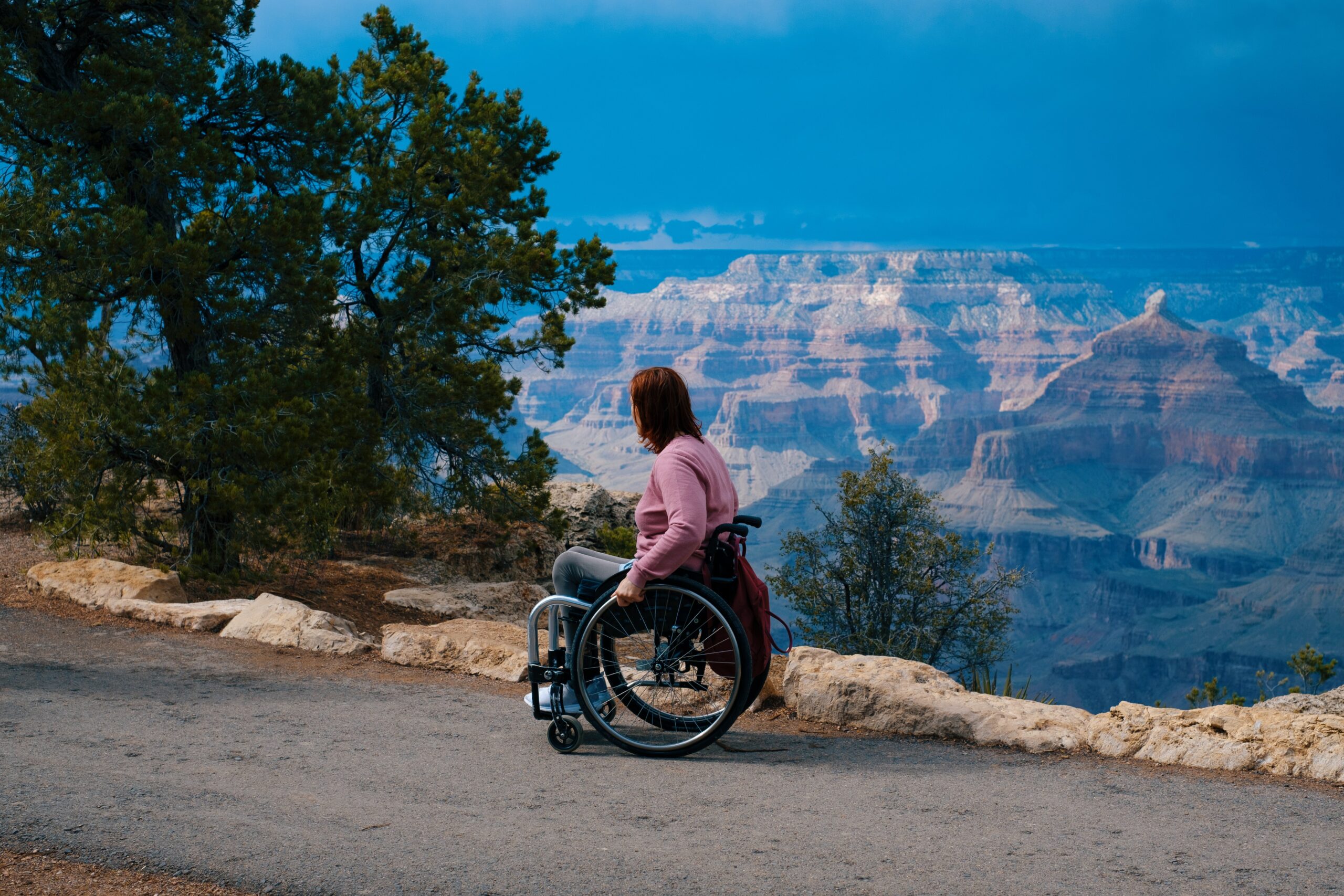 kobieta na wózku inwalidzkim w podróży