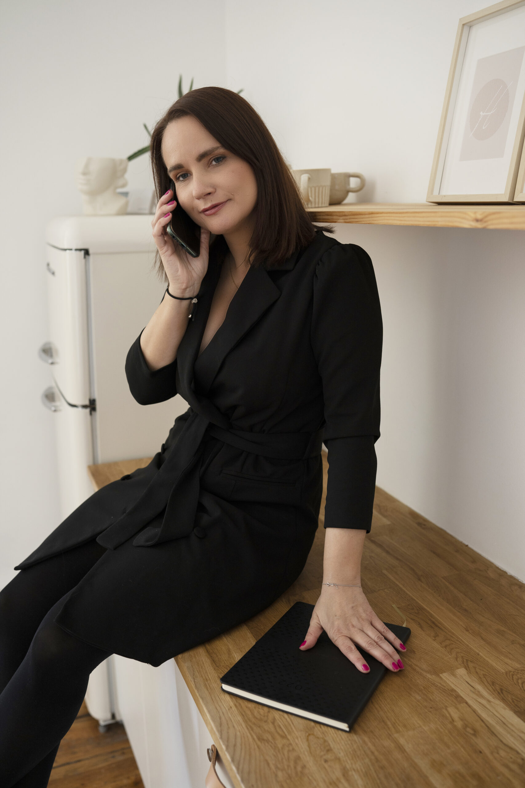 Dominika Trybuszewska, wirtualna asystentka, rozmawia przez telefon