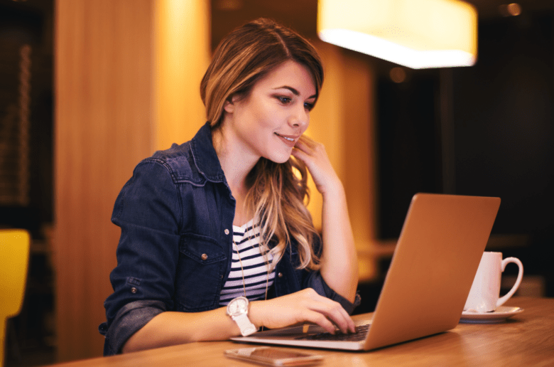 kobieta laptop praca biuro Uśmiechająca się kobieta przed komputerem