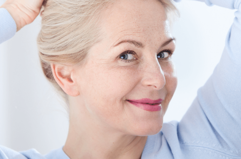 uśmiechnięta kobieta w wieku menopauzalnym