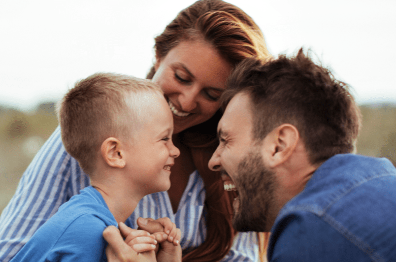 rodzice z dzieckiem, szczęśliwa rodzina