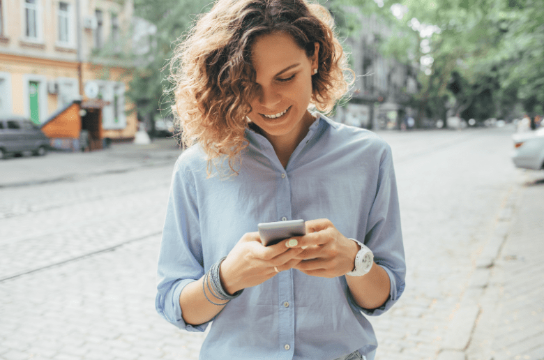 Kobieta z telefonem w ręku