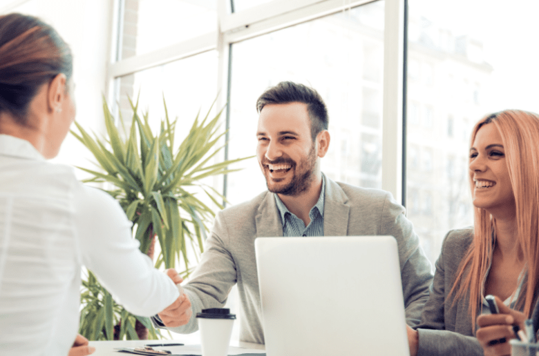 Rozmowa kwalifikacyjna, uścisk dłoni