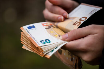 Banknoty euro w dłoniach (fot. freepik)